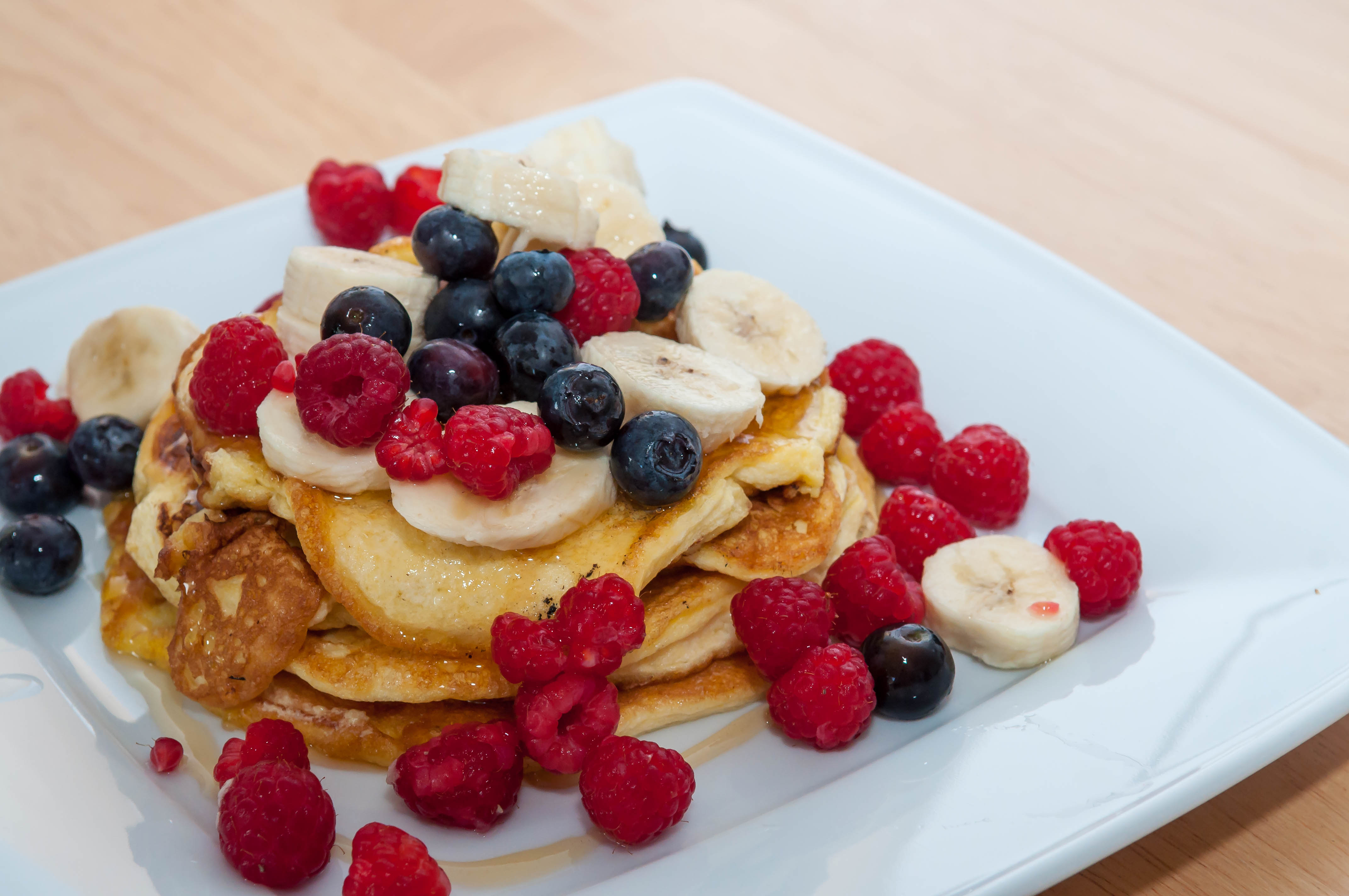 Protein Pancakes mit Beeren und Honig - Motueka Fitness Co.